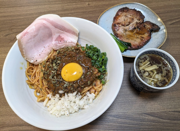 「【限定】味麗豚キーマカレーまぜそば 清湯スープ付   1200円」@中華そば ひしおの写真