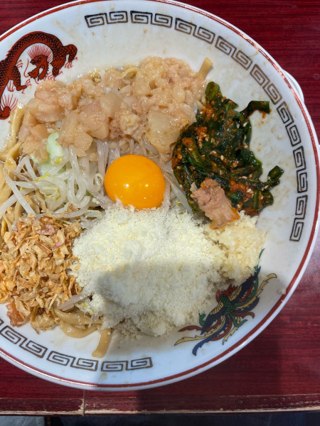 「汁なし小らーめん粉チーズ辛ニラ」@豚山 白楽店の写真