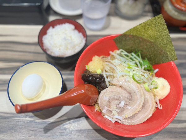 「まぜそば 970円＋無料ライス」@横浜家系ラーメン赤家 下赤塚店の写真