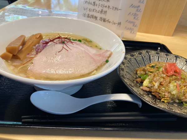 「鶏琥珀らーめん+春キャベツとにんにくのミニチャーハン」@麺創らいおんの写真