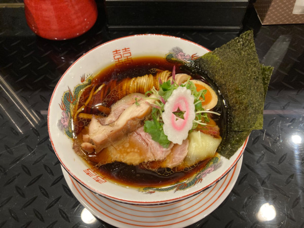 「特選地鶏BLACK醤油」@トーキョーニューミクスチャーヌードル 八咫烏 CHIKARABOの写真