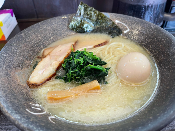「鶏白湯塩ラーメン（並）たまご」@つけ麺 まるやの写真