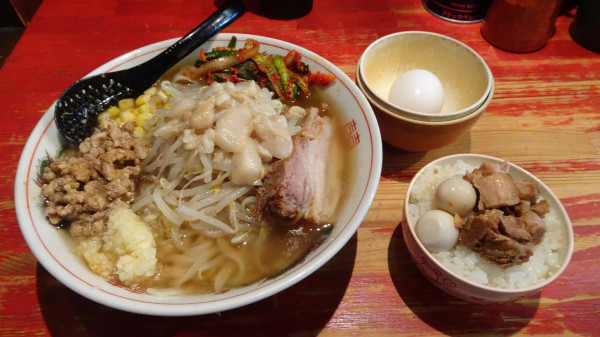 「ミニラーメン＋生たまご＋ニラキムチ＋ブタヒキ＋気まぐれライス」@ラーメン二郎 会津若松駅前店の写真