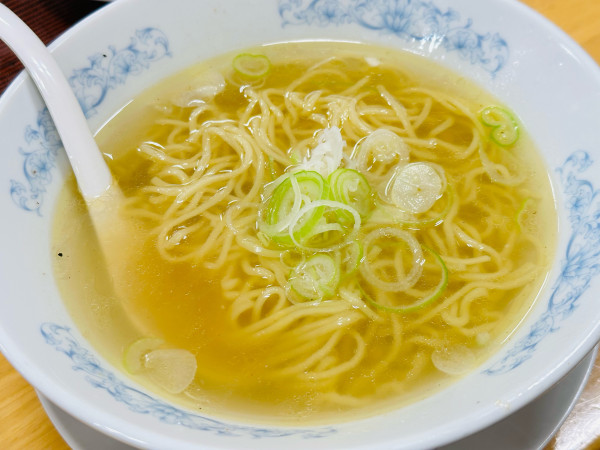 「素ラーメン・しお 390円」@ぎょうざの満洲 西中島南方店の写真