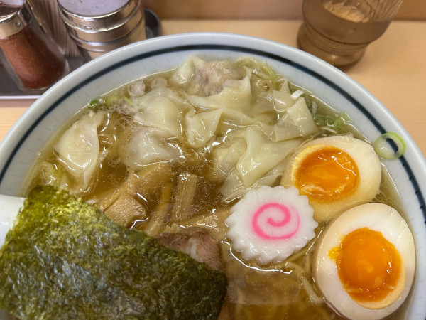 「わんたんめん大盛　玉子入り（1050円）」@いつみ屋の写真