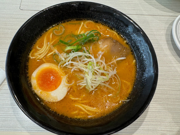 「特製旨辛とんこつ醤油ラーメン」@はま寿司 箕輪店の写真