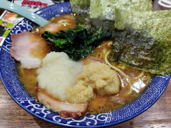 「ラーメン　並　：かため　＋にんにく＆しょうが：無料　※㋗」@豚骨醤油ラーメン まじめ家の写真