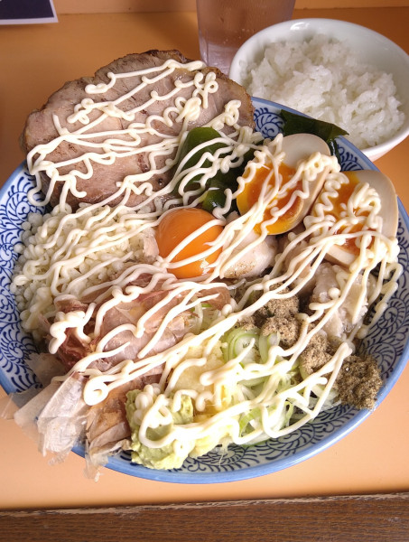 「冷やしたぬき+味玉､半ライス」@NEW Akkeyラーメンの写真