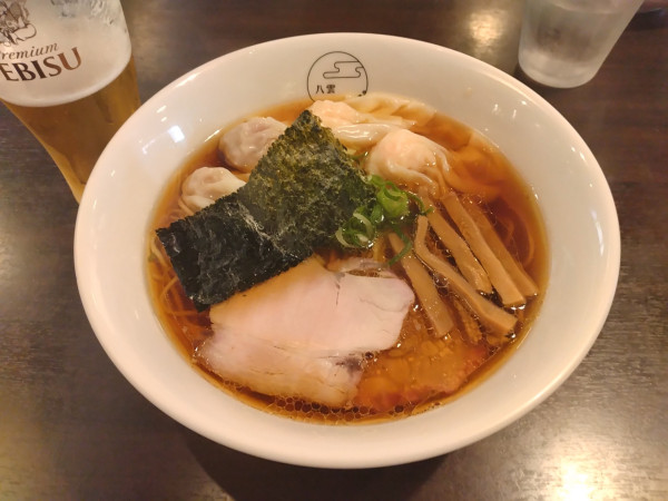 「特製ワンタン麺(ハーフ)黒だし¥1220+生ビール¥680-」@八雲の写真