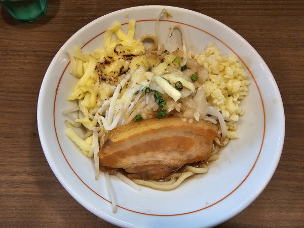 「まぜそば（150g）＋とろけるチーズ　950＋100円」@ラーメン謝の写真