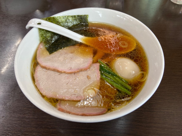 「焼豚麺、味玉(1280円)」@とら食堂の写真