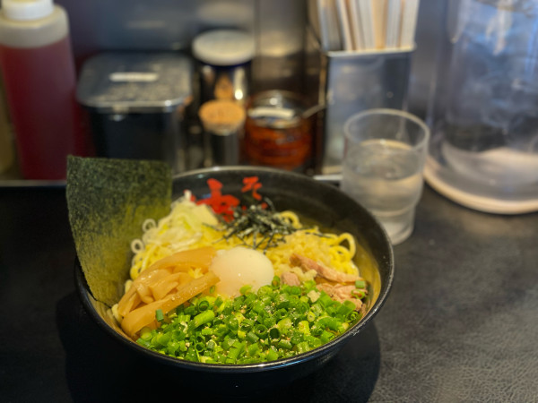 「油そばW盛り+スペシャルトッピングA+つぶし生にんにくW」@東京油組総本店 大宮組の写真