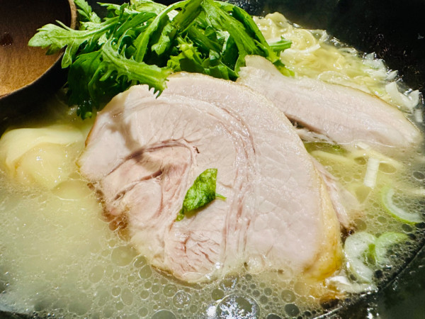 「海老ワンタン塩らー麺【1200円】」@横濱元町 塩らー麺 本丸亭 元町店の写真