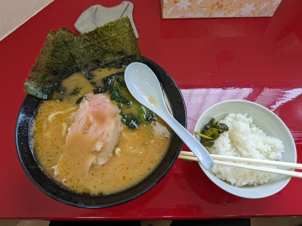 「ラーメン中盛　ライス」@家系らーめん 伊勢原家の写真