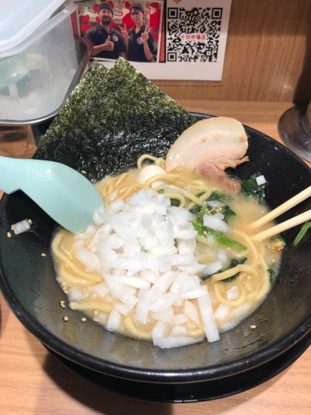 「ラーメン850円 ライス100円」@横浜家系ラーメン 晴天家 十日市場店の写真