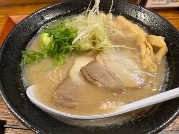 「貝だし豚骨ラーメン醤油」@炭火串焼き・ラーメン にのまえの写真