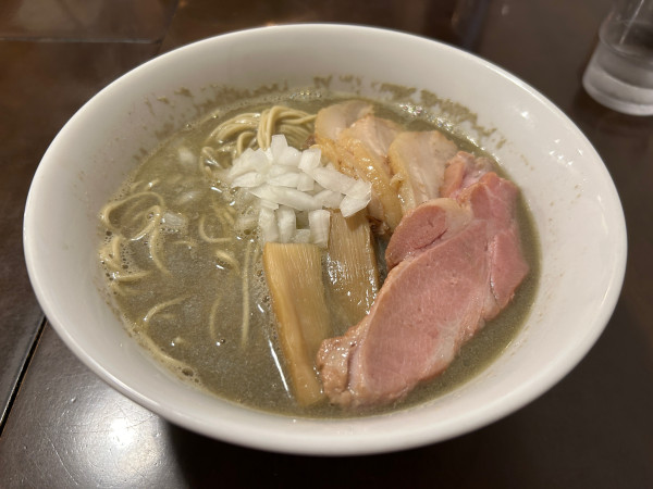 「煮干しそば　チャーシュー3枚(低温・バラ×2) 煮干し和え玉」@ラーメン屋 ステイゴールドの写真