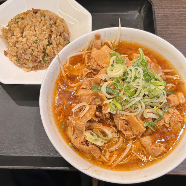 ニクシチそば（1150円）＋半チャーハン（セット価格500円）