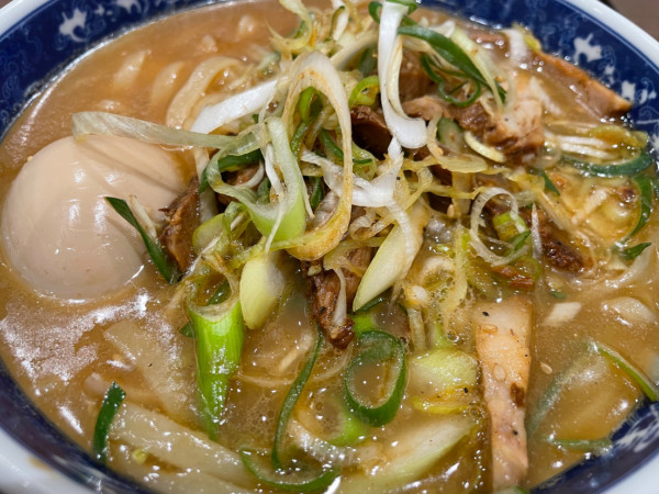 「pasar蓮田店限深谷ネギチャーシュー平打＋半熟味玉」@せたが屋 pasar蓮田店の写真