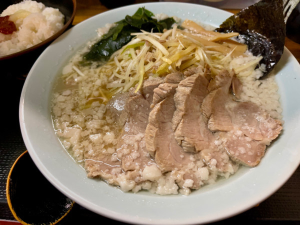 「塩 ネギチャーシュー麺   TP背脂多め」@ニューラーメンショップ 桶川店の写真