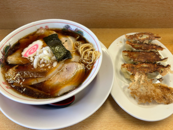 「チャーシュー麺600円、餃子300円」@らーめん餃子300の写真