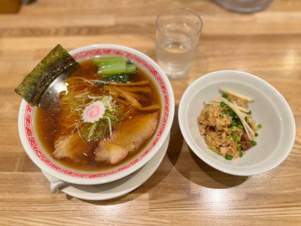 「中華そば 950円＋無料チャーシュー炊き込みご飯(小)」@麺や みかんの写真