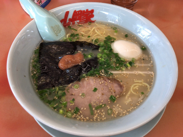 「朝ラーメン(多め、濃いめ)+クーポン味玉 520円」@ラーメン山岡家 さいたま宮前店の写真