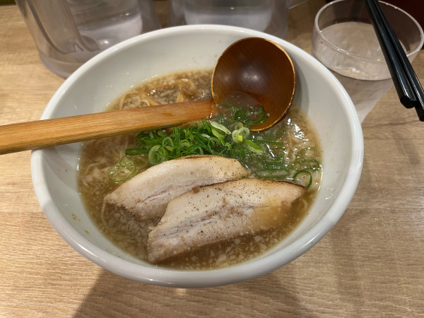 「醤油ラーメン」@よってこや 新宿南口店の写真