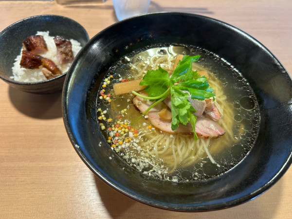 「塩らぁ麺1000円+ミニコロチャーシューごはん200円」@支那蕎麦屋 藤花の写真