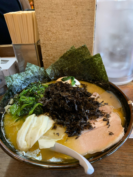 「得製ラーメン大@1550、岩大、板小、ほうれ大、硬、濃、多」@らあめん 寸八 総本店の写真