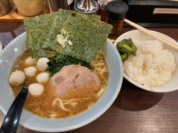 「ラーメン+うずら」@横浜家系らーめん侍 渋谷本店の写真