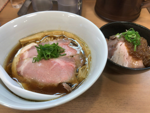 「醤油らぁめん➕レアチャーシュー丼」@らぁ麺 和來の写真