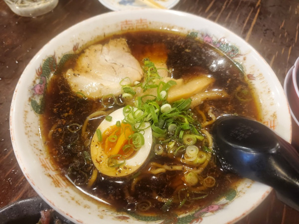 「黒ラーメン９８８円」@うまいもん処 今一商店の写真