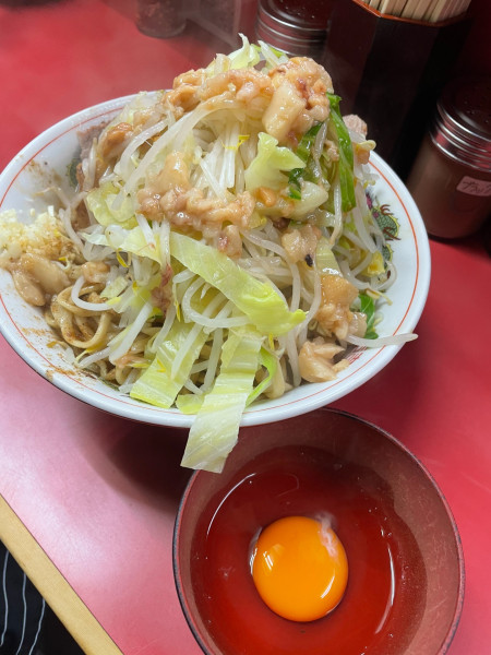 「大汁なし+豚5枚入+生卵」@ラーメン二郎 環七一之江店の写真