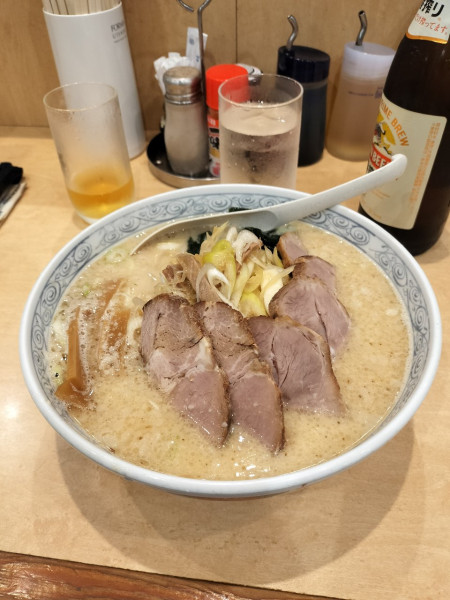 「ネギ豚骨ラーメン　チャーシュートッピング　細麺」@麺工房 男爵 市川本店の写真