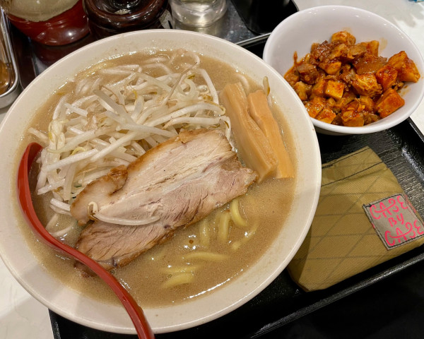 「味噌ラーメン＋チンピラほぐし豚」@味噌麺処 花道庵 東京ラーメンストリート店の写真