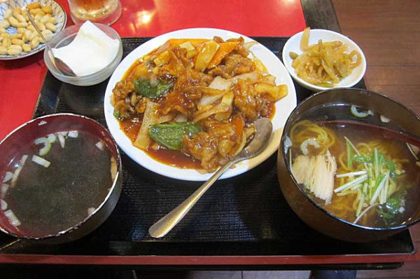 「酢豚の定食　850円＋半ラーメン　200円」@花彫酒家の写真