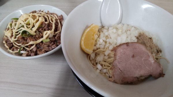 「油そば550円　豚めし（麺とセットで200円）」@寺カフェ 中華そば水加美の写真
