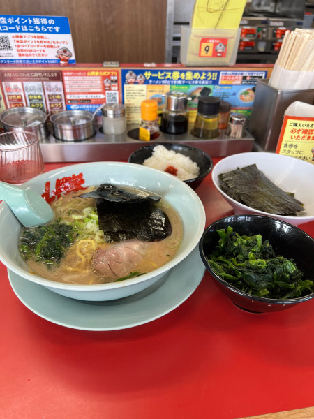 「醤油ラーメン　ほうれん草　半ライス」@山岡家 越谷レイクタウン店の写真