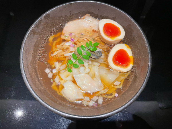 「牡蠣清湯 並『ikasu』(¥1,120) 燻製玉子(¥200)」@NEXT□の写真