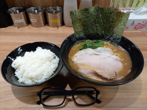 「ラーメン並(かため・多め)800円・ライス100円食べ放題×1」@横浜ラーメン 響家の写真