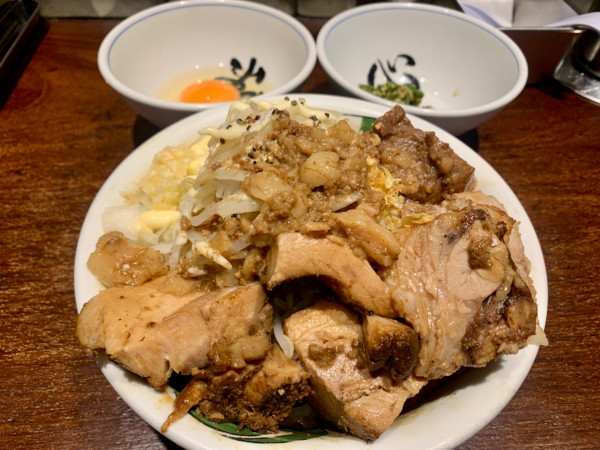 「汁無しそば(並)＋国産トロ豚＋青唐辛子」@ラーメン 雷 東京本丸店の写真