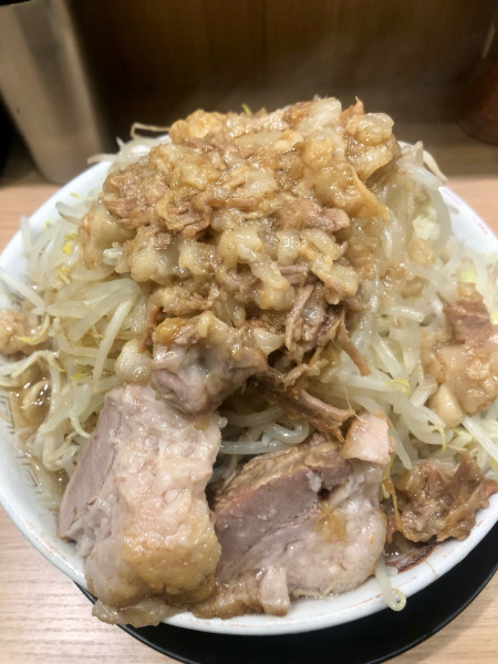 「小ラーメン 肉アブラ 生卵 900+100+50円」@豚山 荻窪店の写真