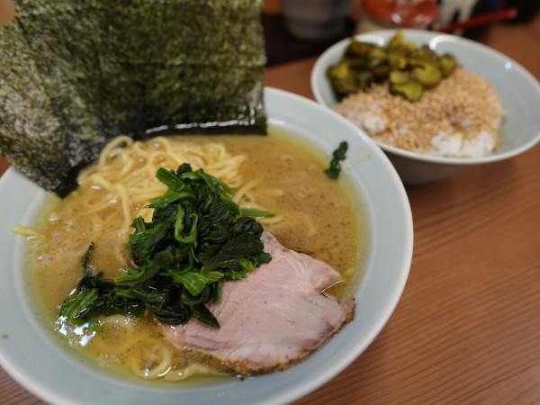 「ラーメン 並 麺硬め＋油多め＋サービスライス」@家系らーめん 武将家 外伝の写真