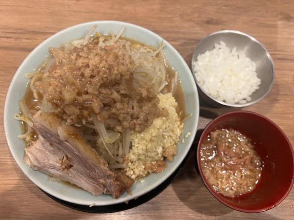 「ラーメン1000円+刻みタマネギ150円」@俺の生きる道 上野店の写真