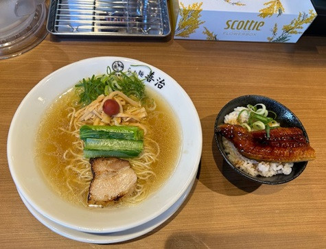 「淡麗醤油らぁ麺 オープン価格500+うなぎ丼 350円。」@らぁ麺 善治の写真
