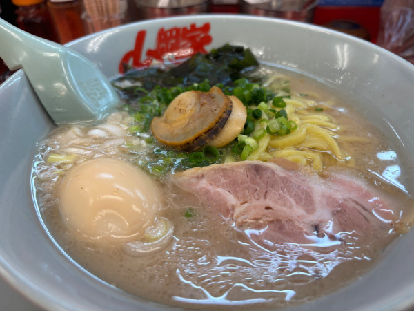 「ホタテ塩とんこつラーメン」@ラーメン山岡家 狸小路4丁目店の写真