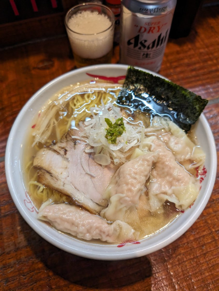 「牛骨ＳＰ限定 ②わんたん麺 塩味＋ビール」@元祖一条流がんこラーメン たま館分店の写真