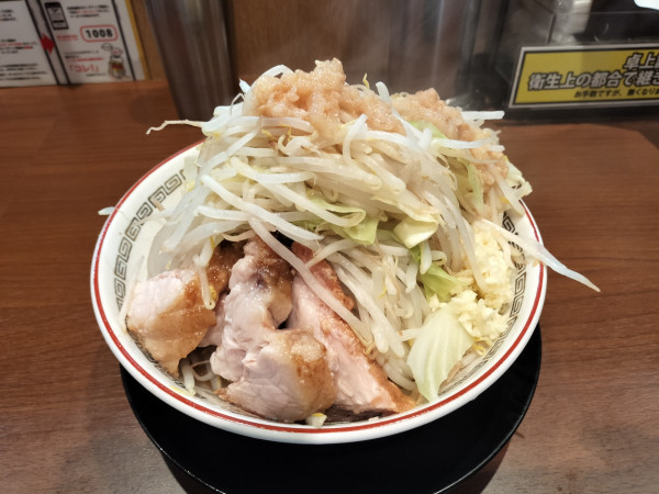 「ラーメンミニ850円　野菜マシマシ、ニンニク少し、アブラ、ア」@豚山 横浜西口店の写真