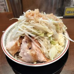 ラーメンミニ850円　野菜マシマシ、ニンニク少し、アブラ、ア